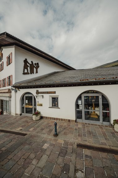 Sales & Services / Art Studio Demetz